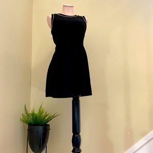 Cute sleeveless dress with bows on the back